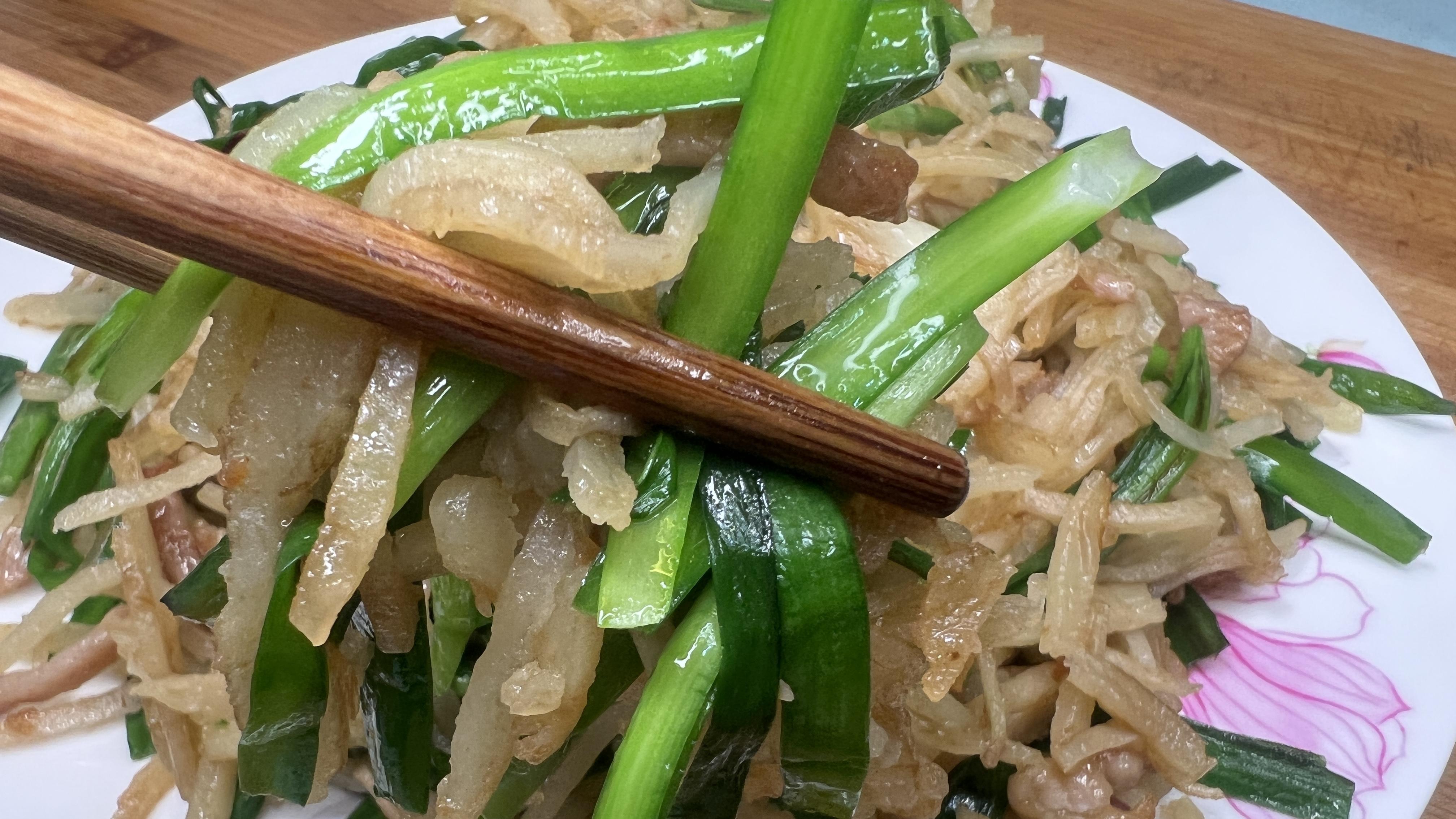 韭菜|一份肉丝炒饼12元，在家自己做成本不到5块钱，咸香可口，好吃