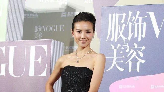 穿衣搭配|43岁董洁同框48岁周迅输太狠，一个精心打扮老气一个随意穿搭高级