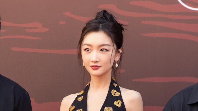 周冬雨红毯造型大获好评！优雅高贵和浪漫风情相结合，颇有倪妮风格