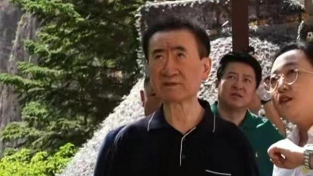 68岁王健林现身被指暴瘦，近十人保驾护航，乘车模样憔悴打扮朴素