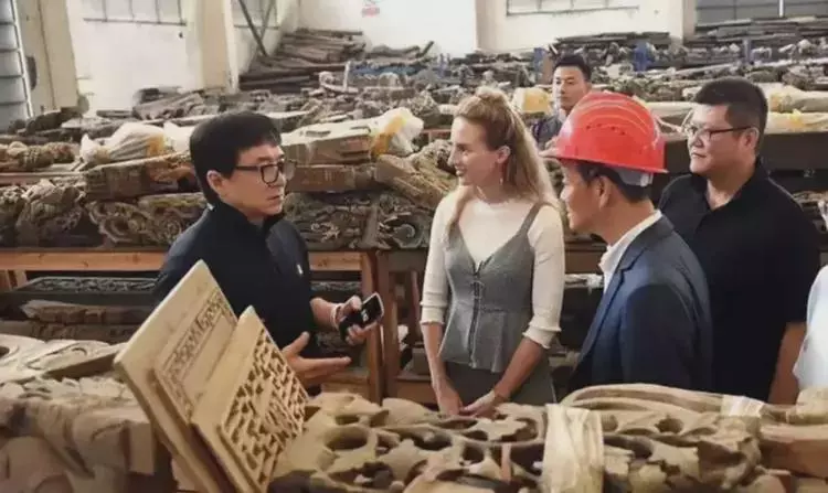 成龙|马未都穿着成龙送的真丝衣服上台颁奖，结果静电成了“真空烧鸡”