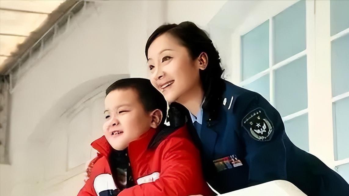 离婚13年后，一个守着儿子不愿再嫁，一个再娶生子其乐融融