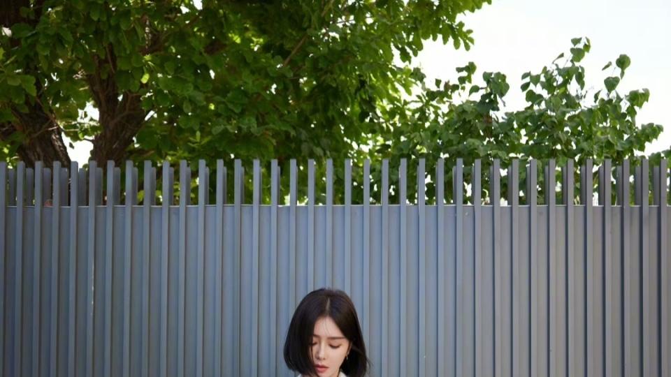 秦岚最近真是赢麻了！事业全面开花，穿搭气质更是圈粉无数