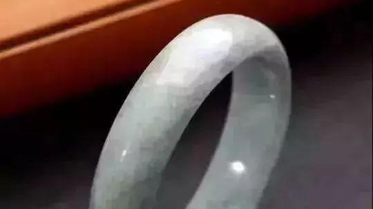 女子爱玉成痴，收藏130条翡翠手镯