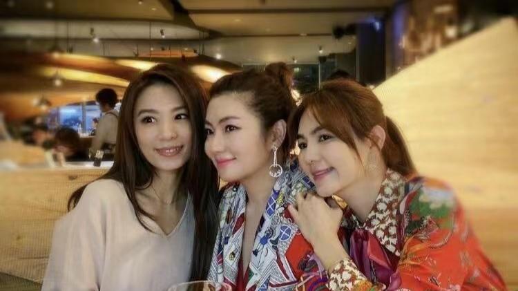 SHE再合体泪流满面，Selinna挺八个月孕肚唱歌