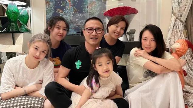 汪峰豪宅给女儿庆生！章子怡坐边角一脸憔悴像局外人，大女儿颜值超高比继母美