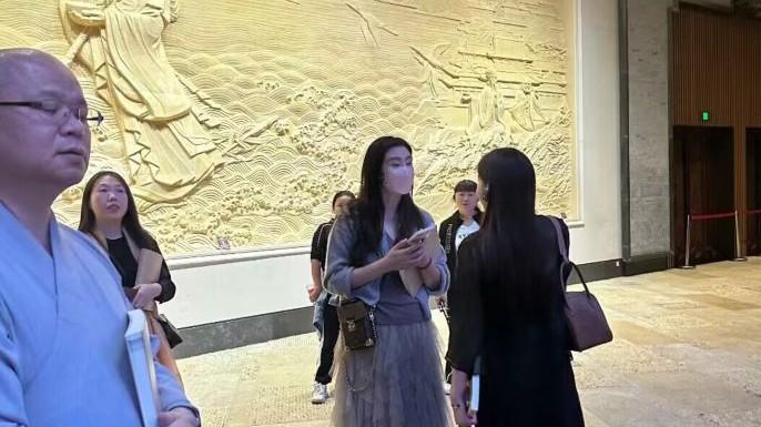 王祖贤南京再次被偶遇，拿手机四处拍照，身材圆润小肚腩抢镜