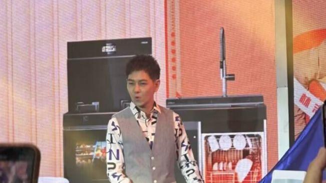 |林志颖生图近照翻车，面部僵硬褶皱明显，被调侃像大婶