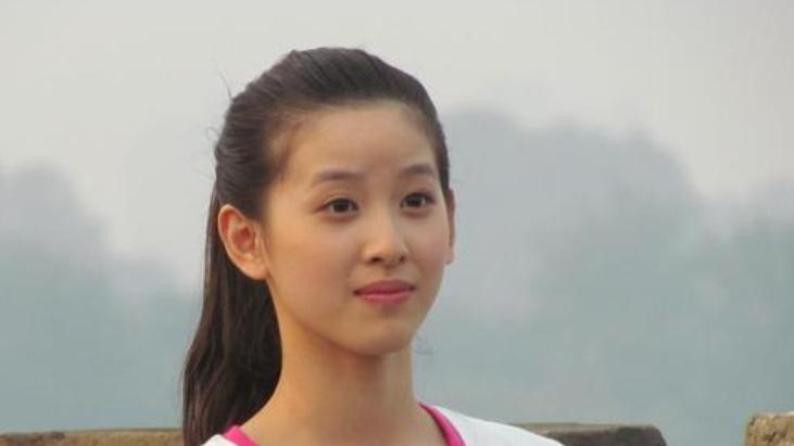 章泽天|章泽天香港看展生图: 脸圆腰粗似妇女，被嘲满脸愁容不复清纯