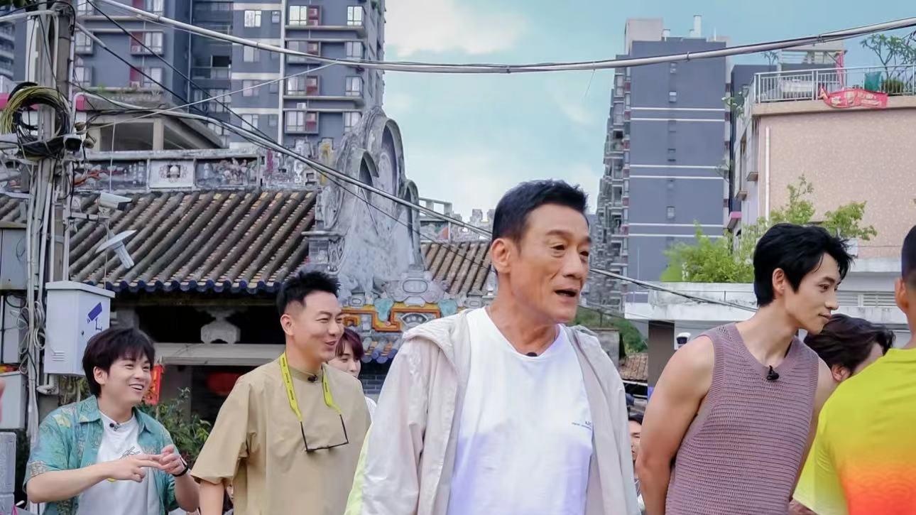 梁家辉|65岁梁家辉老到认不出，现身广东老家赛龙舟，身材健朗精神不错