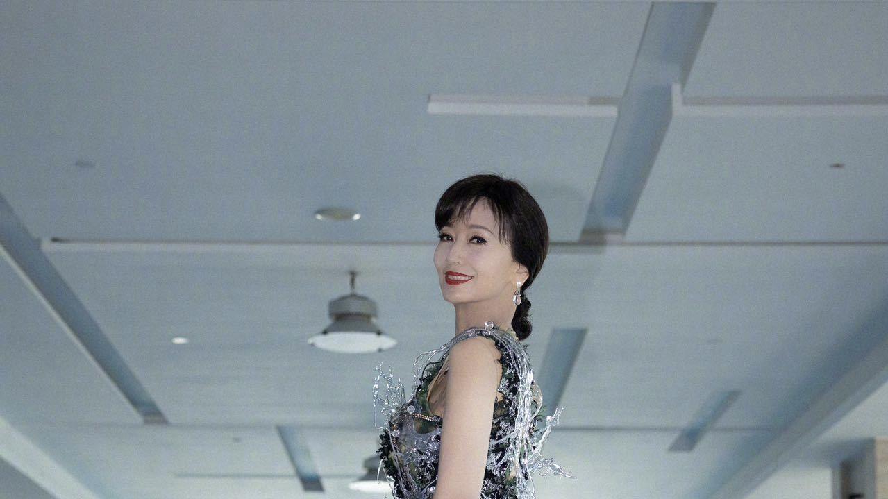 赵雅芝|69岁赵雅芝和60岁叶童同框，自然老去和医美老去的差距一目了然