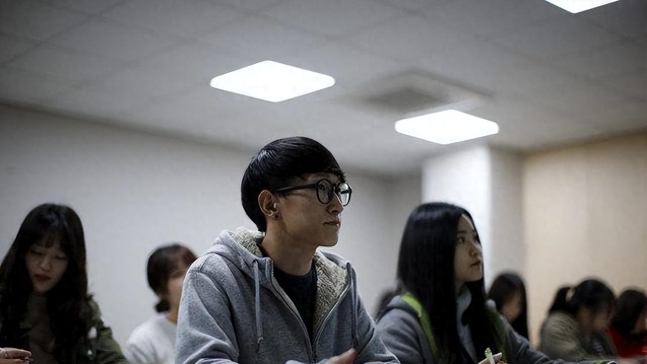 生育率屡次跌破1%, 每年十几万人自杀, 韩国为何走进地狱式内卷