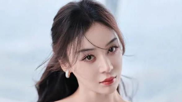 袁姗姗|袁姗姗近照曝光，穿蓝色礼服肤白貌美，曾发视频否认整容