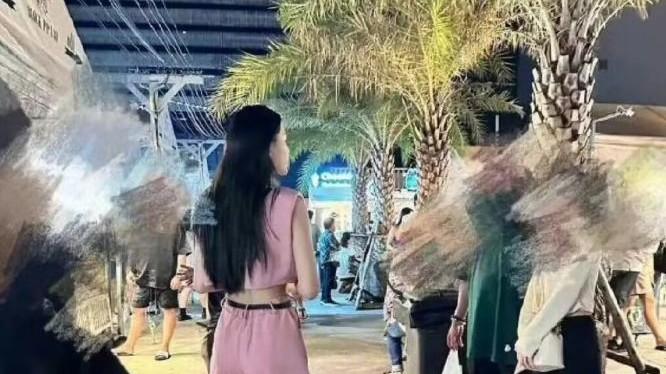 张颖颖|张颖颖现身泰国被偶遇，双腿纤细白到发光，被指比大S漂亮