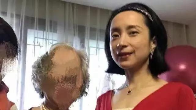 聚餐|48岁汤灿消失多年后现身，与友人聚餐心情好，容貌变化很大