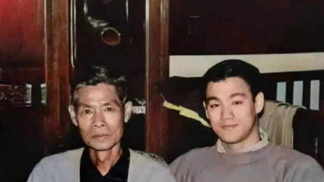 李小龙|60年代，李小龙和父亲李海泉的珍贵合影，父亲坐姿端正，神态威严