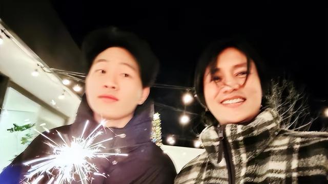 陈坤|陈坤晒全家福喜迎新年！20岁海归儿子太帅气，母亲优雅气质好！