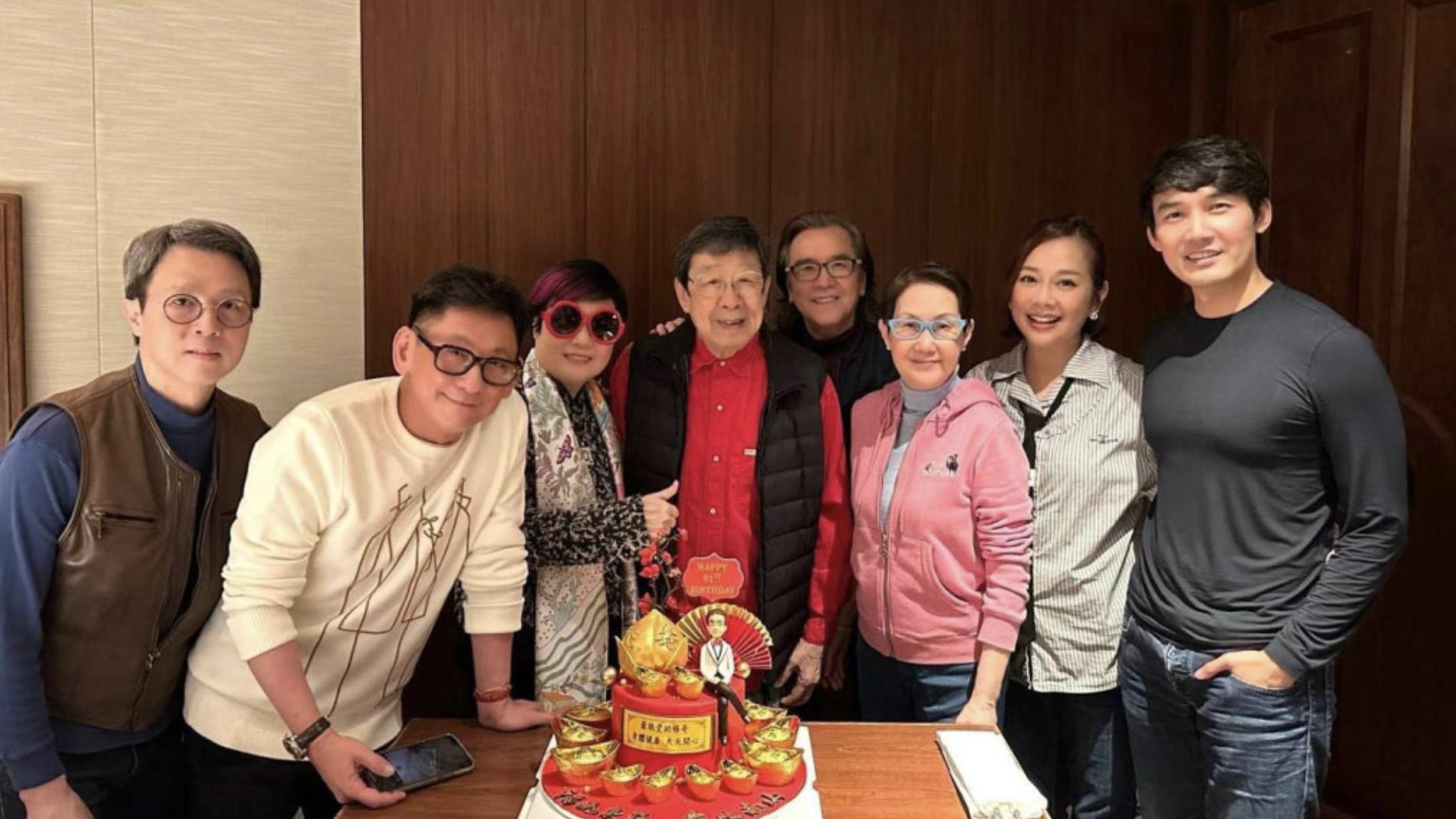 陈松伶|陈松伶携丈夫回香港探亲，出席聚会发福明显，张铎身材健硕抢镜