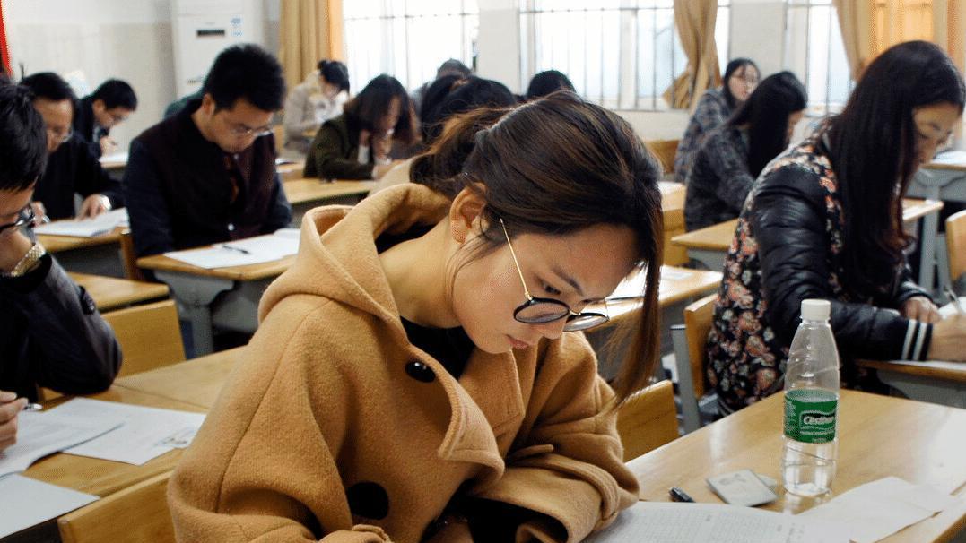 招聘|延迟退休渐进实施，多地考公招录年龄放宽到40岁，两类学生占优势