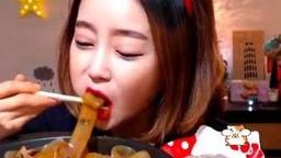 |韩国美女阿姨吃播每天都是泡菜宽粉，网友：韩国最穷吃播非你莫属
