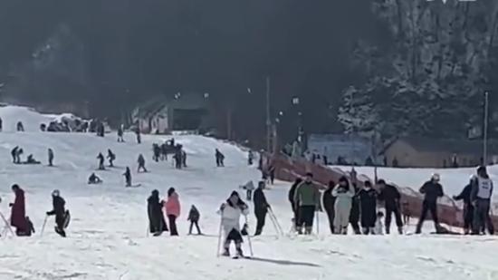 滑雪不会刹车女生一路靠吼下坡，难道刹车也有声控的？