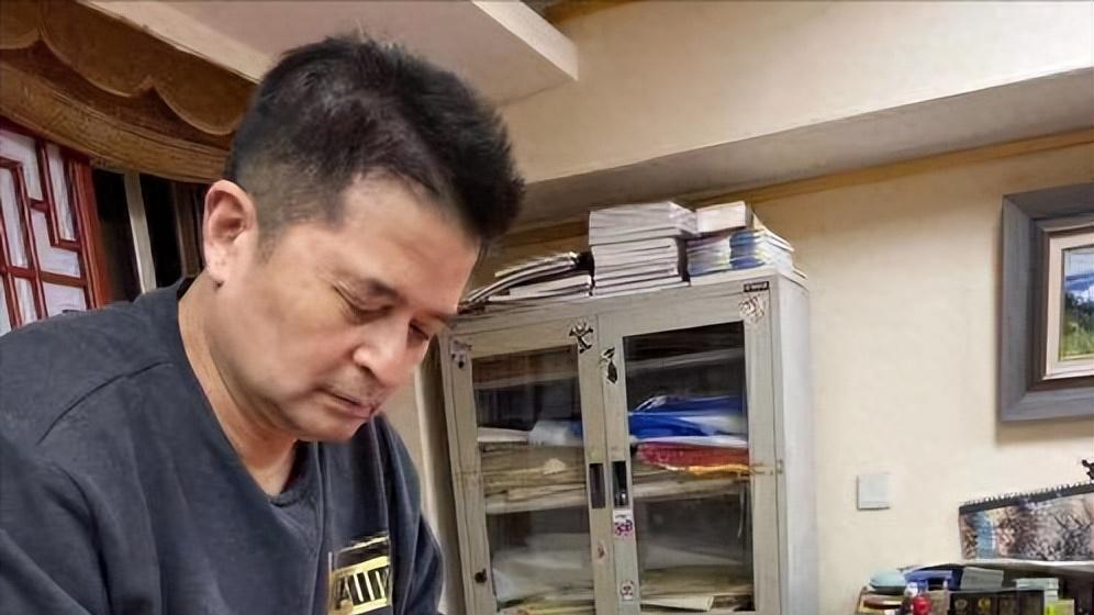 事实证明，“消失”8年的毕福剑，已经走上了一条“不归路”