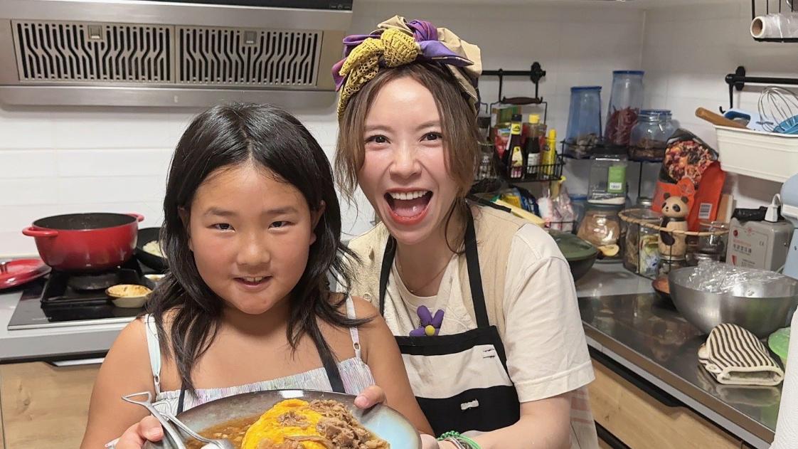 何洁晒3个孩子正脸照，大女儿内向头发乱，小女儿漂亮像黄磊女儿