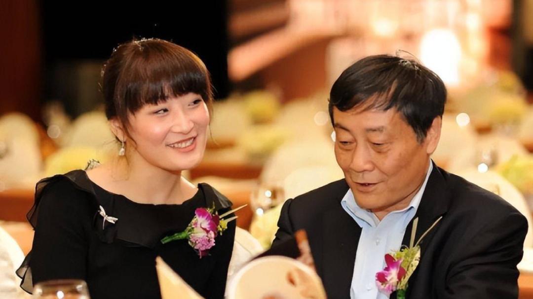 41岁宗馥莉发胖显老，拒绝与王思聪联姻后，遭三个男人疯狂追求