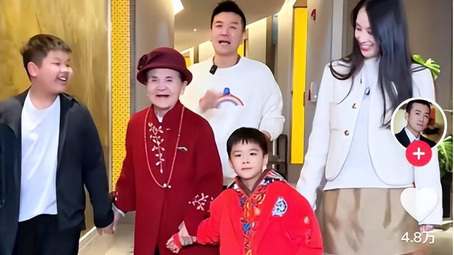 黄圣依|黄圣依被怀疑偏心！火速带俩儿游玩秀母子情，评论区沦陷：心疼安迪