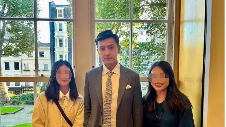 41岁胡歌伦敦开会！颜值回春变帅气，生图白发抢镜，疤痕加深！