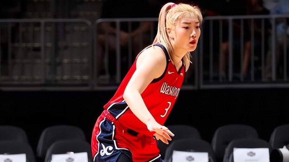 李梦公开跟张隆关系：粉色热裤打扮时尚亮相，两人亲密合照曝光