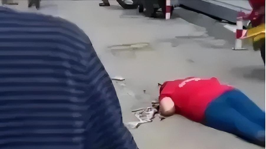 突发！光头男因为赊账不成，发疯砍伤老板娘及路人，致两死一重伤