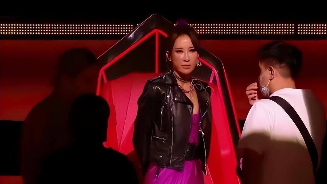 |越挖越深！好声音藏太阳旗，内娱集体失声，那英姐姐诉苦隐喻非常明显