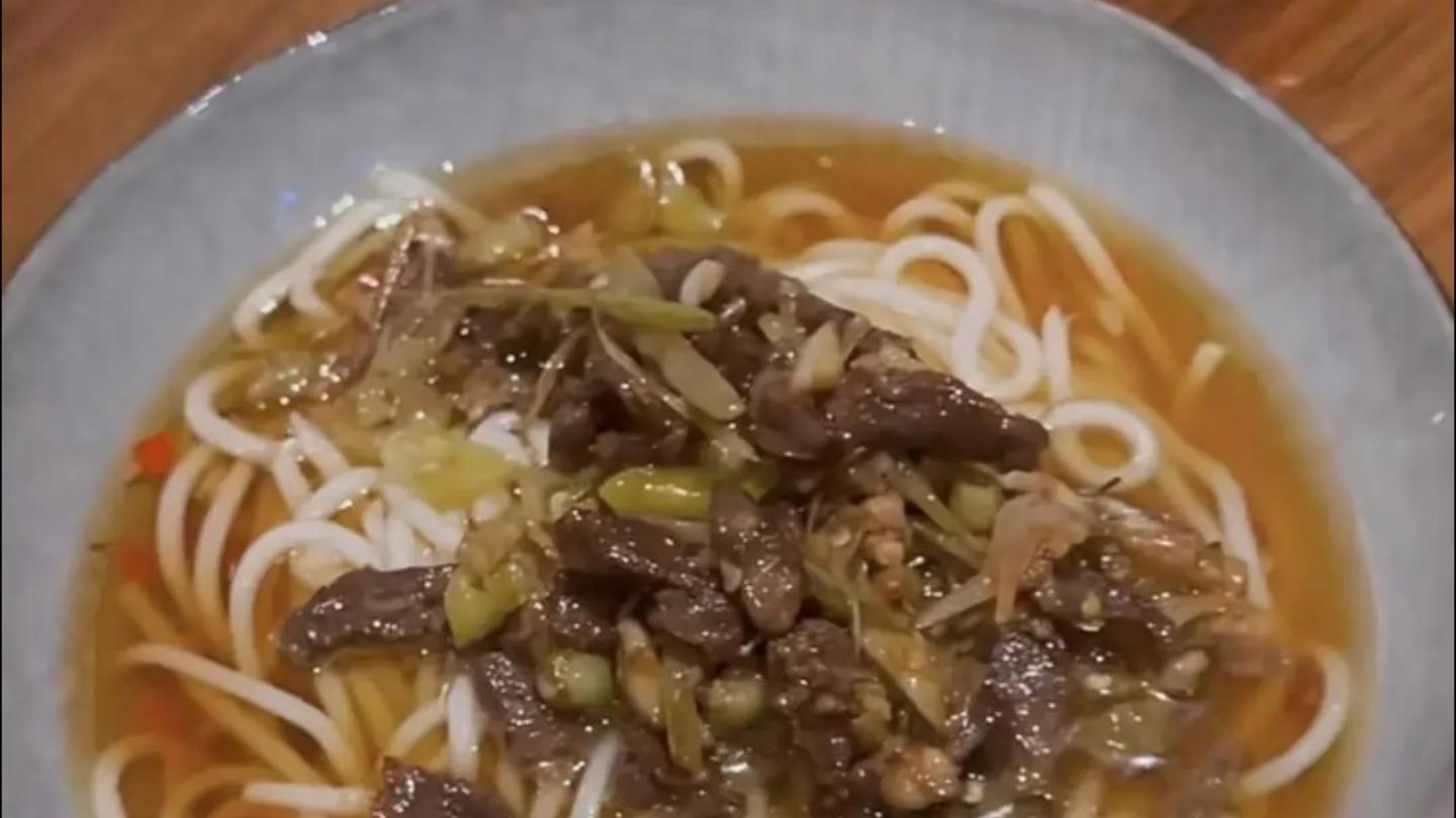 牛肉|董洁晒泡椒牛肉米粉，上百万人围观，评论区爆了，网友：看饿了