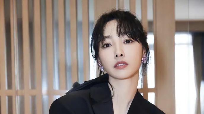 李嘉欣|白百何和朋友聚会边抽烟边喝酒，豪放举止引发热议！