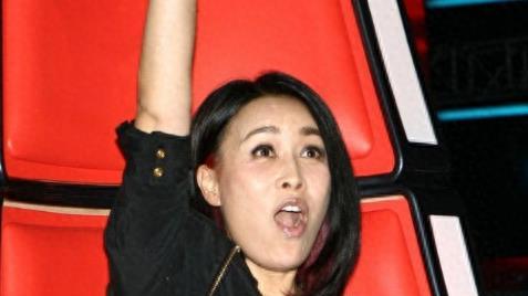 助理徒手接“口水”，工作人员帮扇风，内娱的畸形你根本想象不到