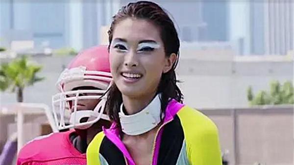 她曾拒绝承认自己是中国人，如今想回国捞金，网友：做梦！