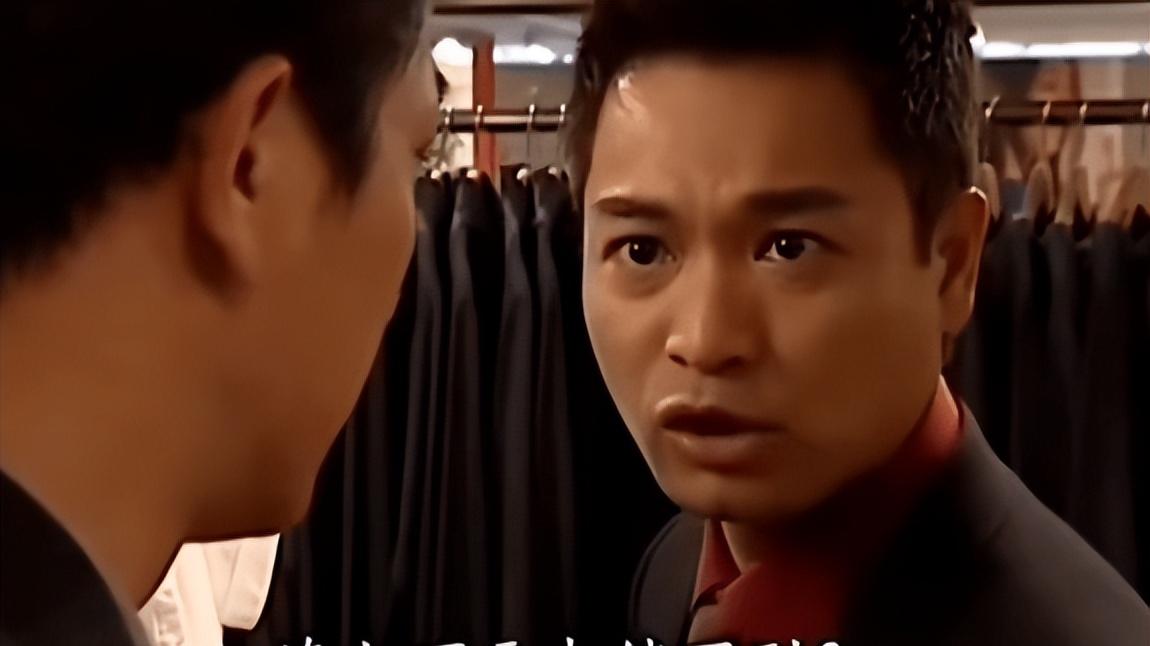 TVB男神生活朴实节俭，穿85元掉漆的卫衣，在超市大口试吃东西