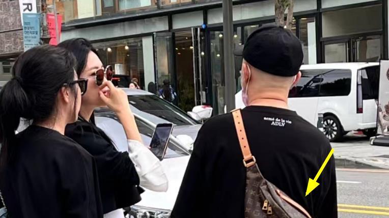 包贝尔 包贝尔夫妇韩国被偶遇，包贝尔一身超12万，仍被嘲“土味夫妇”！