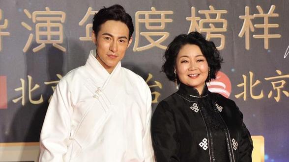 萨日娜：结婚33年只生孩子不做饭，帅气演员丈夫潘军却把她宠成宝