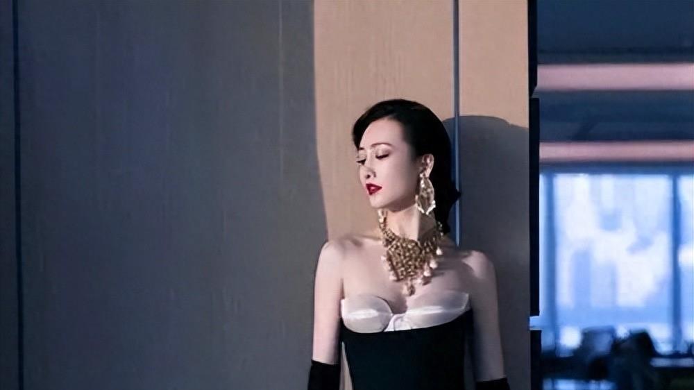 现世报来了，40岁的王鸥丑闻遭到曝光，这次她的遮羞布被彻底扒光