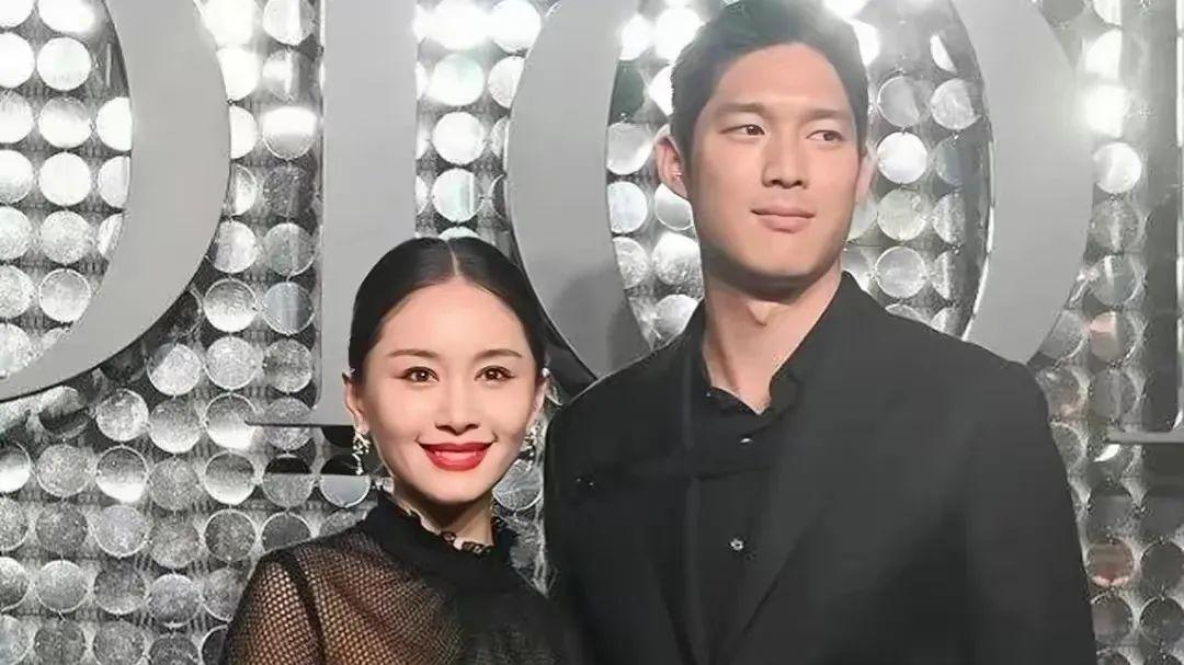 王子文|王子文“姐弟恋”又栽了，和男友回美国后，王子文独自回国