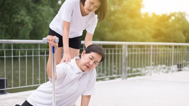 没扶晕倒的老人被其子女状告冷眼旁观罪，怎么办？