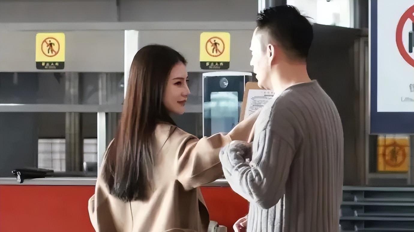 42岁汪小菲现身机场！年轻女子相伴左右，两人举止亲密关系不浅