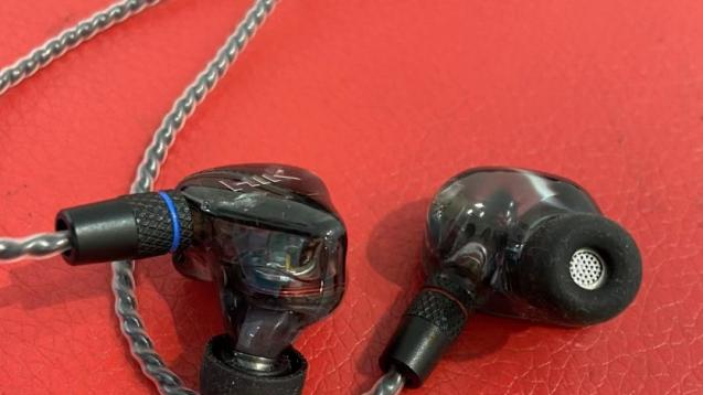 隔离|如果您想要高品质和清晰的声音，请尝试有线耳机HIK“S1”