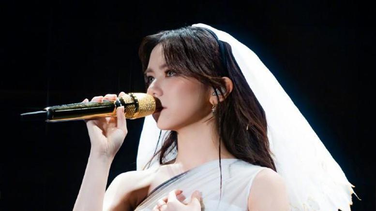 翻车了！邓紫棋演唱会吐槽点太多，礼服犹如透视装不忍直视！