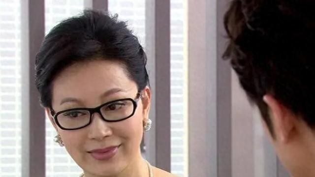 她出道便靠姑父走红，姑父另结新欢后，“彻底”沦为了18线演员