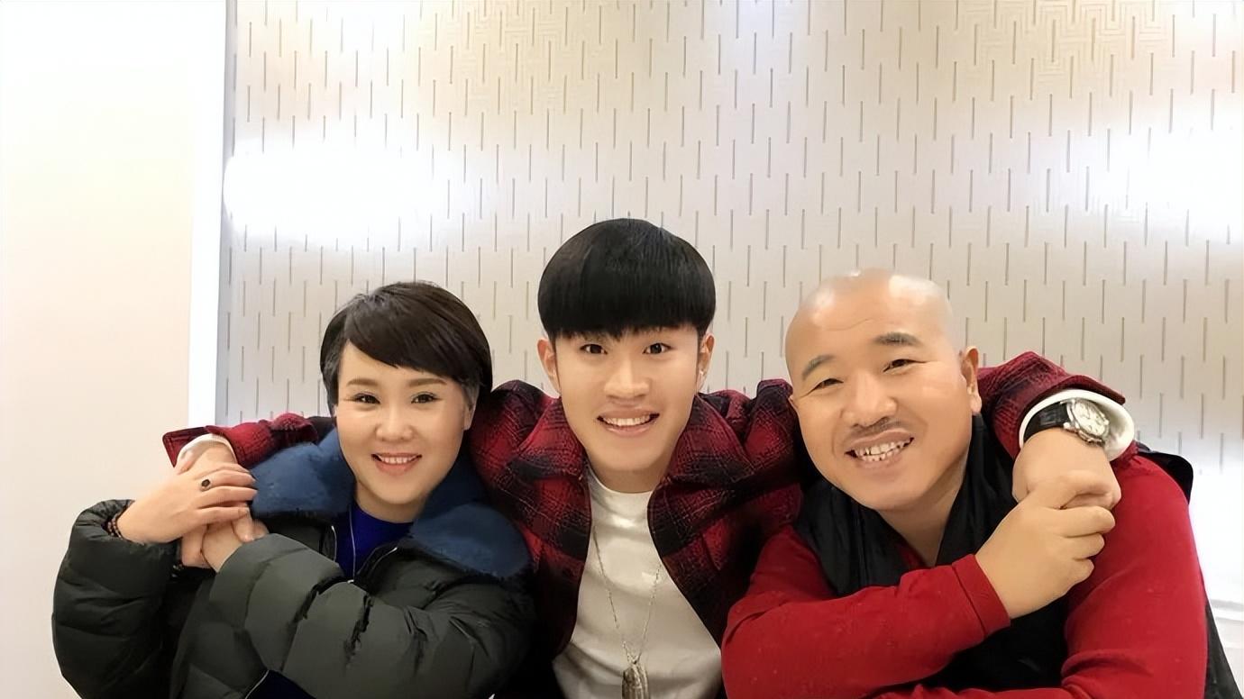 王小利和温美玲儿子大婚！曝赵本山当证婚人，新娘身材引热议