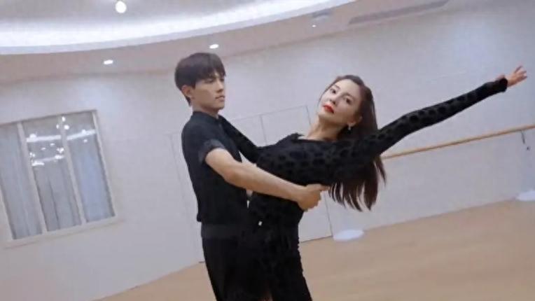 张雨绮亲吻比他小8岁的朋友！穿着睡衣在沙发上跳探戈看着很甜蜜