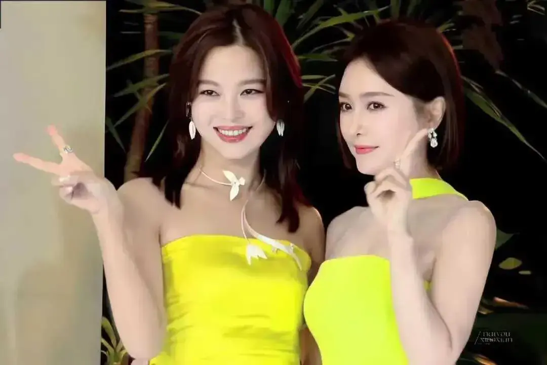 44岁秦岚同框37岁辛芷蕾，一个骨感、一个丰腴，女人味天差地别